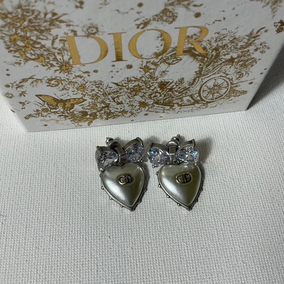 Pendientes Dior corazón blanco con lazo de plata Foto 2 de 3