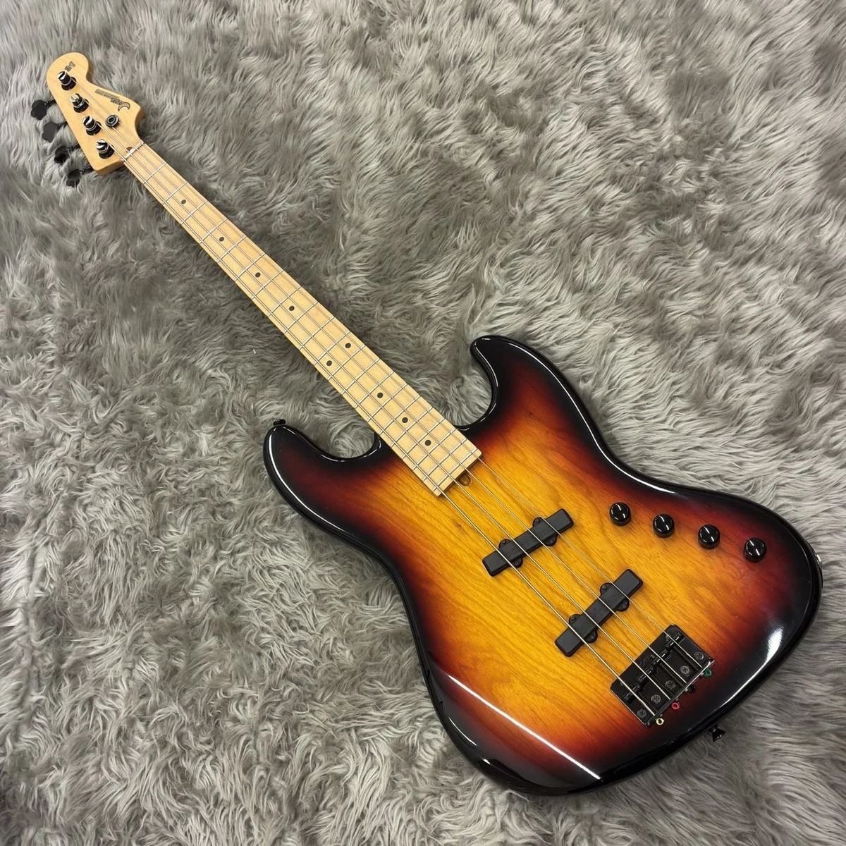 ベース moon bass sunburst Maxitone Crescent Moon Boomerang Bass 1960 Sunburst Ibanez Biz