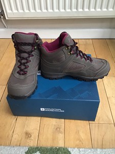 walking boots mountain warehouse