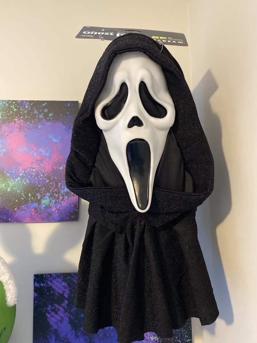 Scream' 25th Anniversary Of Ghostface Wanting to Know What's Your Favorite Scary  Movie