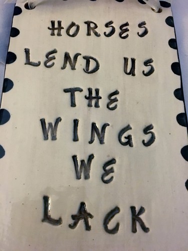HORSES LEND US THE WINGS WE LACK PLASTER SIGN WITH HANGING RIBBON HANDMADE - 第 3/3 張圖片
