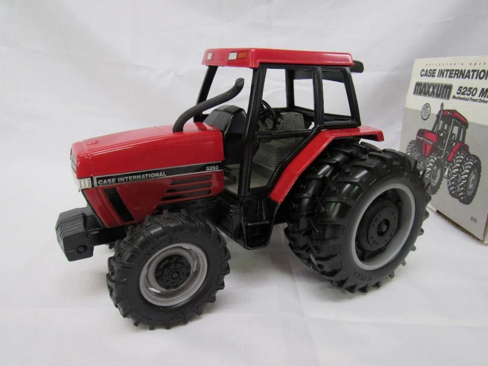 Case International Maxxum 5250 MFD 1/16 Scale Diecast Tractor Duals with CabErtl - Image 4 of 4