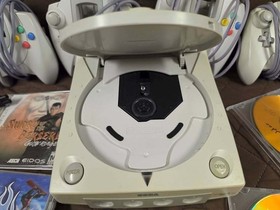 Dreamcast Bundle &ndash; Berserk + Sonic Adventure + 4 OEM Controllers