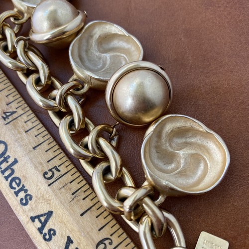 Dije de colección Anne Klein grueso pulsera en tono oro mate con cierre cabeza de león - Imagen 5 de 5