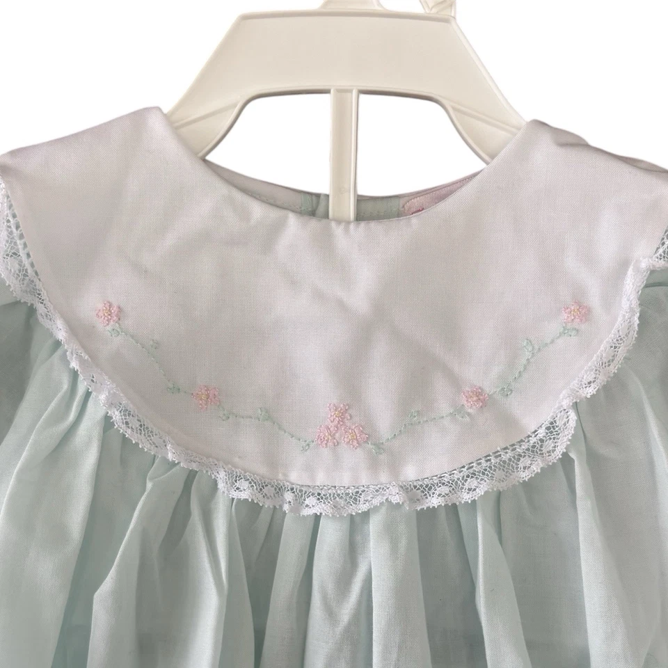 Conjunto de Vestido y Florers Vintage Petit Ami Bordado Verde Menta 9 Meses Cottagecore Foto 2 de 4