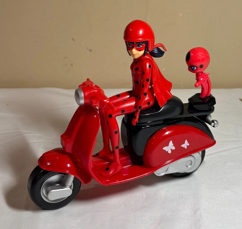 Miraculous: Tales of Ladybug & Cat Noir - Figura de acción con scooter y Tikki Foto 2 de 3