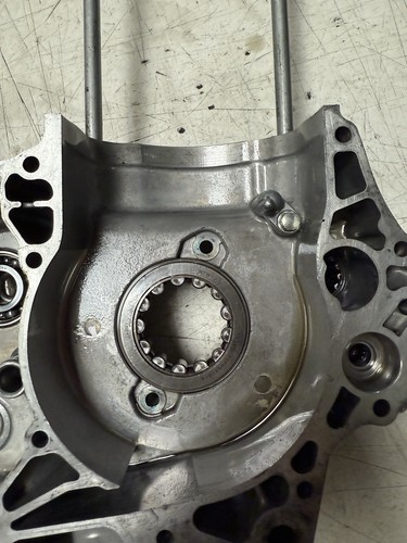 Honda 450R 2008 lado izquierdo caja de manivela OEM (perno de ahorro de estuche superior roto) - Imagen 5 de 12