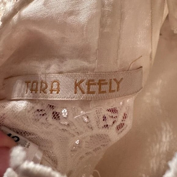 Vestido de novia Tara Keely blanco de encaje con correa de espagueti Foto 2 de 4