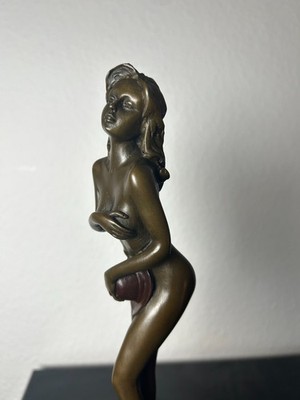 Bronze Akt Frau Skulptur mit Hut - signiert Mavis - Marmorsockel - 28 cm