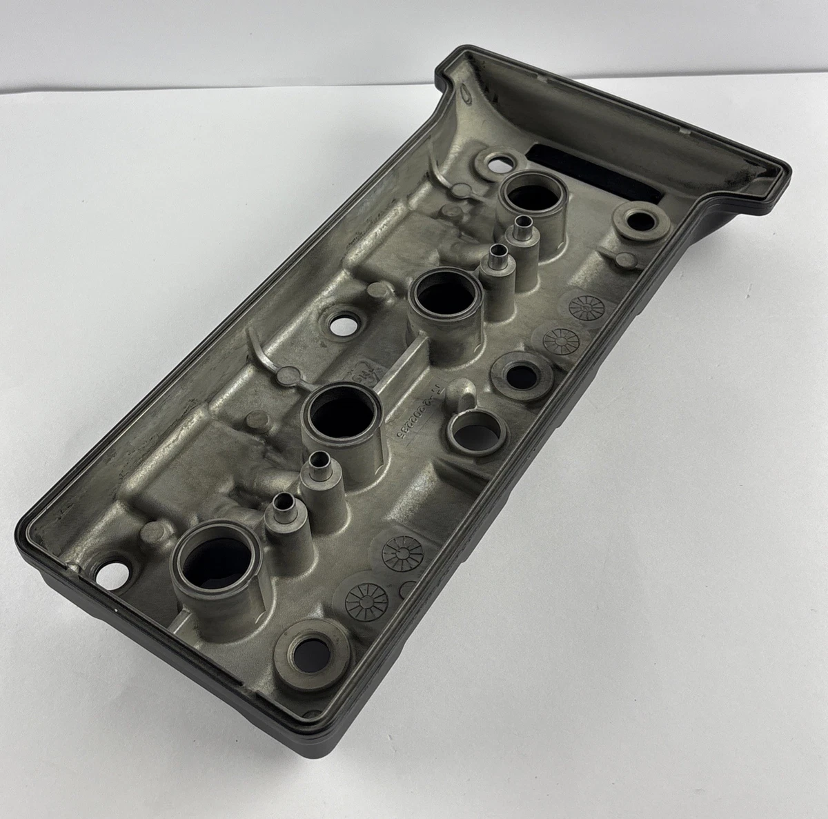 YAMAHA 2C0-11191-01-00 - CYLINDER HEAD COVER OEM photo 4