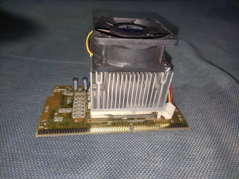 Intel Pentium III 600EB Slocket S370 Slot 1 Retro Processor CPU Vintage - Immagine 2 di 4