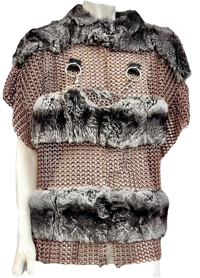 Chaleco de piel de chinchilla y malla de metal dorado Dolce & Gabbana S/S 2003 Foto 2 de 4