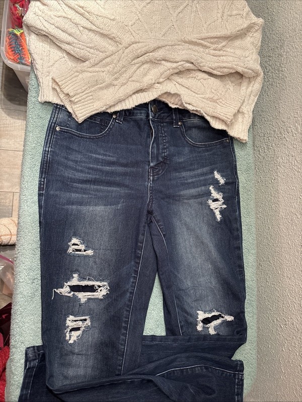 Women’s Jeans & Sweater Outfit, Top Medium:/Bottoms 6 Regular Skinny’s 