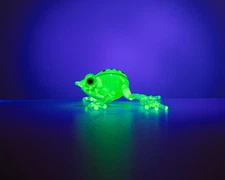 Glowing Glass Frog – Uranium Glass Figurine, Handmade Lampwork Art, UV Reactive