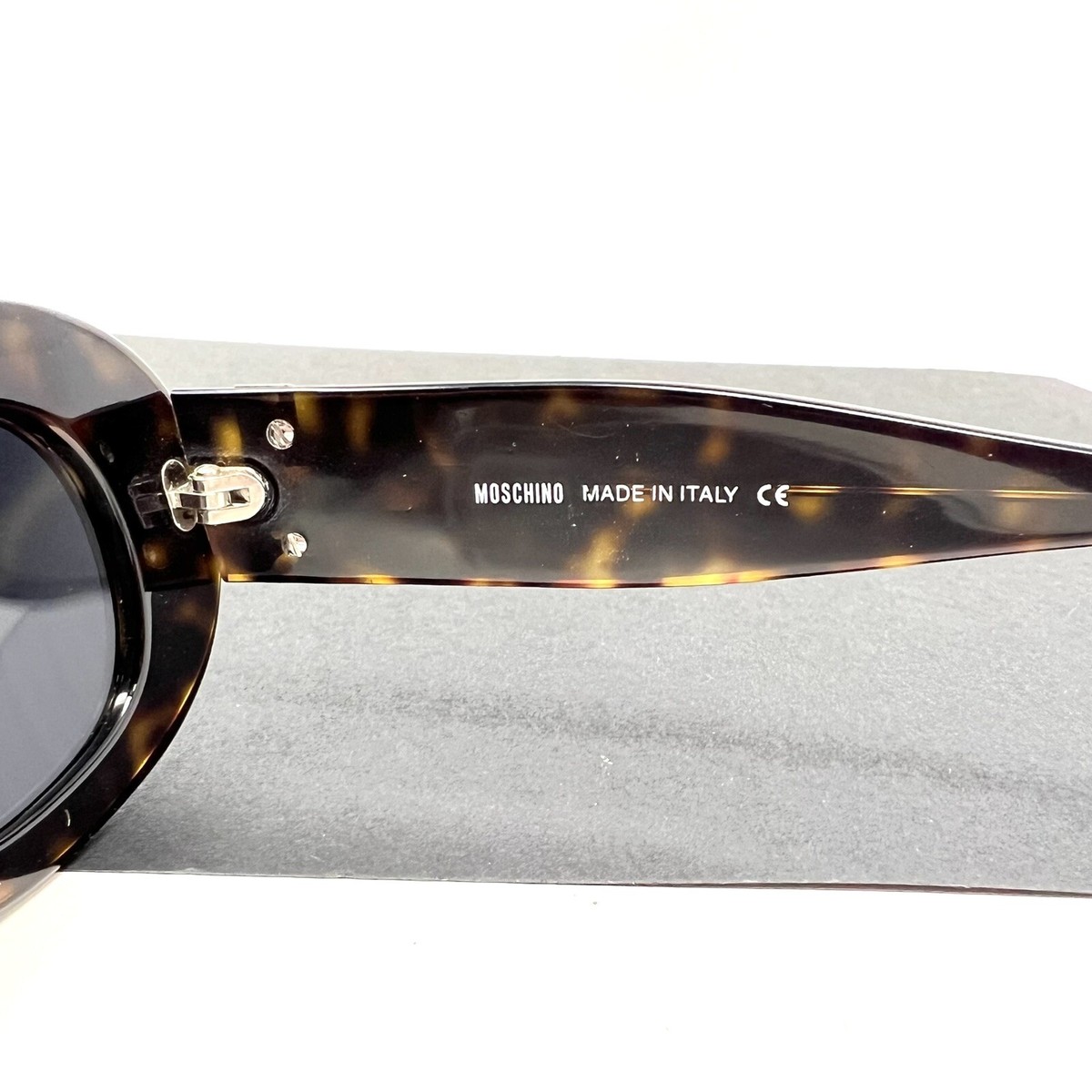VINTAGE MOSCHINO M3527 OVAL BLACK 90 SUNGLASSES Hearts Deco  display picture 3