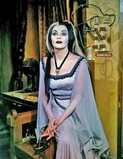 Ivonne De Carlo As Lily In The Munsters Vestido Púrpura Y Cara Blanca Imagen 8x10