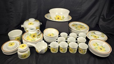 61 Piece Vintage Royal Doulton England Summer Days Daisy Floral Dish Set