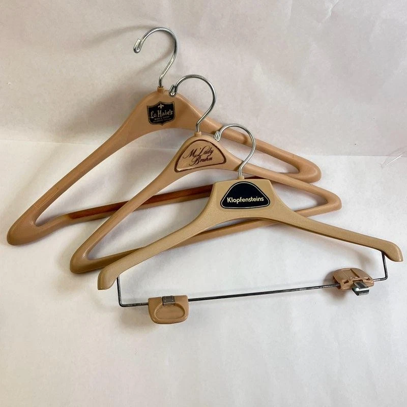 Lote de 10 perchas publicitarias de plástico beige tostado francés La Haies Christian Brook Foto 2 de 4