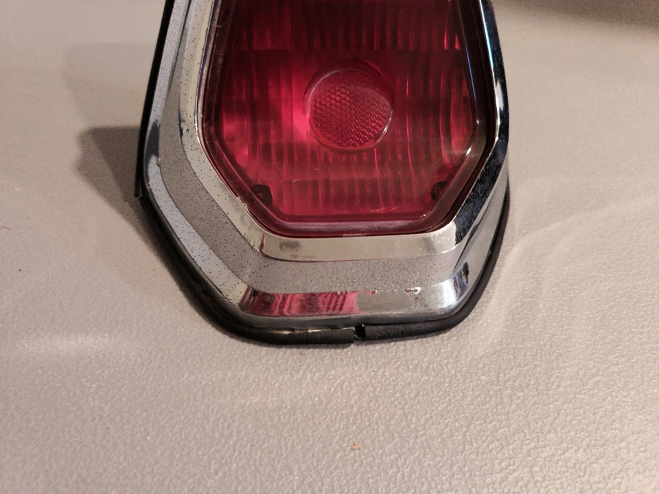 Conjunto de luz trasera derecha 1960-1964 OEM Chrysler New Yorker Newport #2424642 Foto 3 de 4