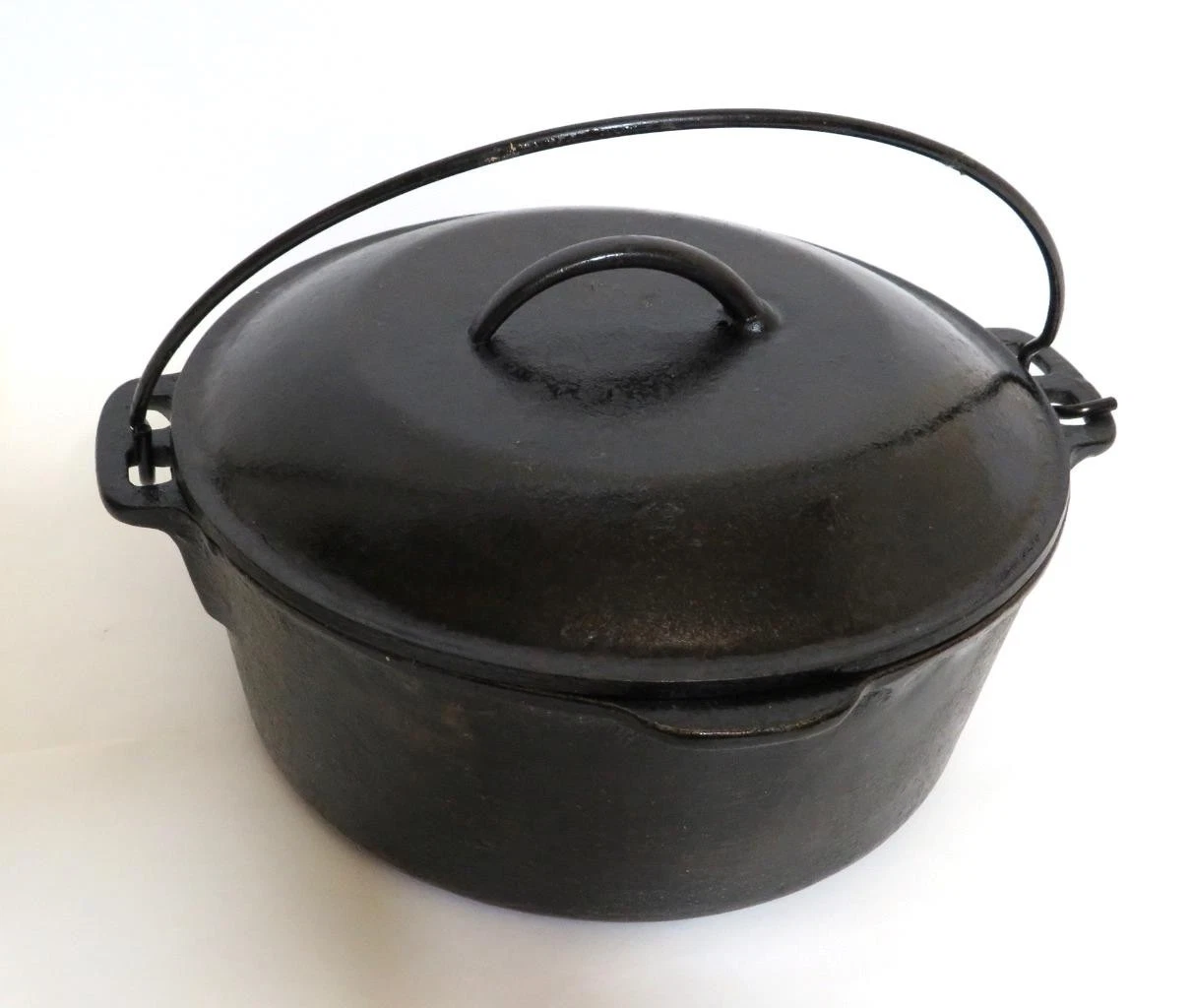 Antique Wagner Ware  Dutch Oven 5 qt. Cast Iron with Lid & Bail Handle USA