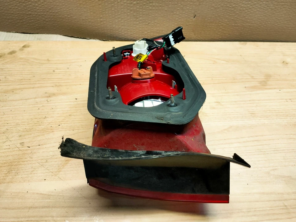 Luz trasera del lado del pasajero Kia Magentis 2004 Foto 2 de 2