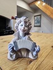 Lladro  clown FINE MELODY 5585: Mint.
