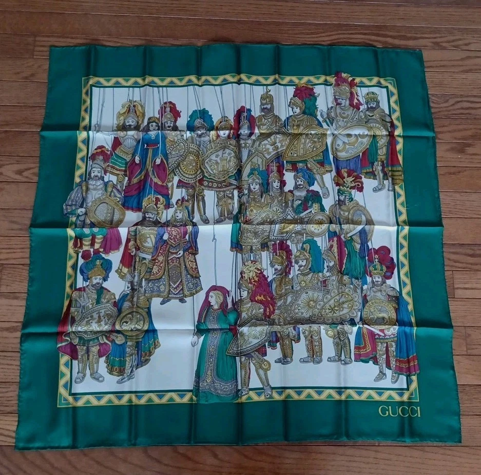 Foulard vintage Gucci époque médiévale marionnettes soie verte 33