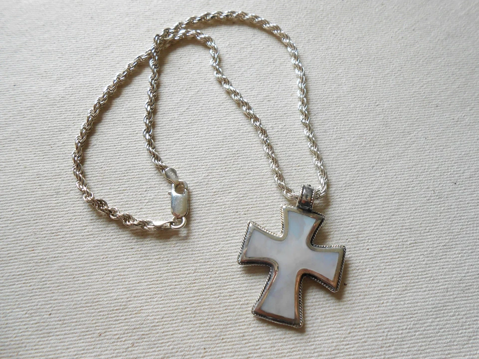 Collar de cadena reversible con colgante de cruz de marcasita de 16" 255201 Foto 4 de 4