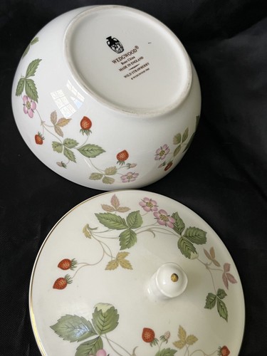Rare Wedgwood Wild Strawberry Candy Dish Bone China Made in England 4.5"x3.5" - Picture 2 of 9