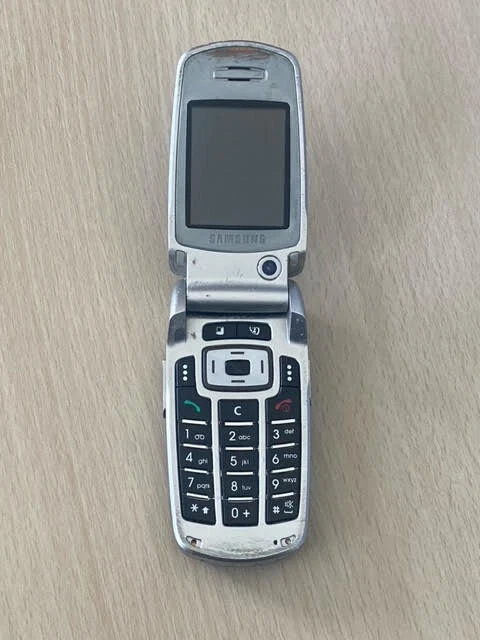 Samsung SGH Z500 Rare Retro Mobile Phone Unlocked Camera Flip Phone uk seller - Image 2 of 3