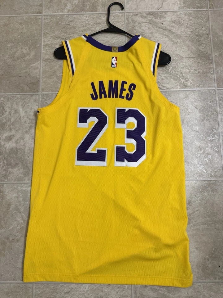 Camiseta Nike 2020 Los Angeles Lakers auténtica parche conmemorativo LeBron James KB24 Foto 2 de 4