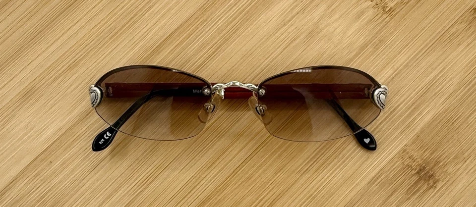 Gafas de sol Brighton Misty rojas/negras/doradas de cuero hechas a mano para mujer con estuche de hojalata Foto 2 de 4