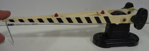 POSTWAR VINTAGE LIONEL #252 O GAUGE OPERATING LIGHTED CROSSING GATE - Picture 3 of 4