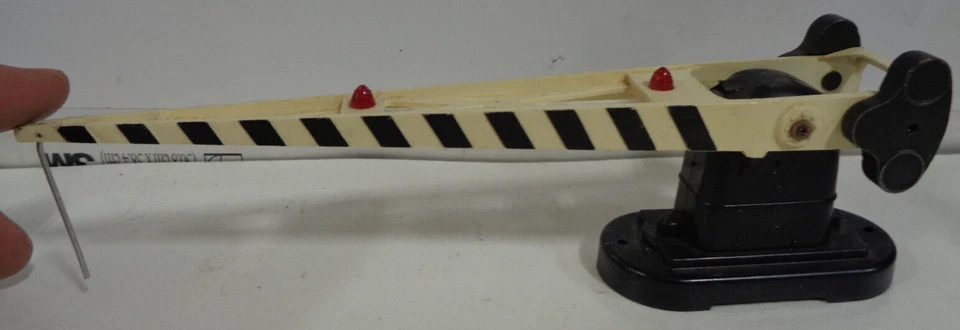 POSTWAR VINTAGE LIONEL #252 O GAUGE OPERATING LIGHTED CROSSING GATE - Image 3 of 4