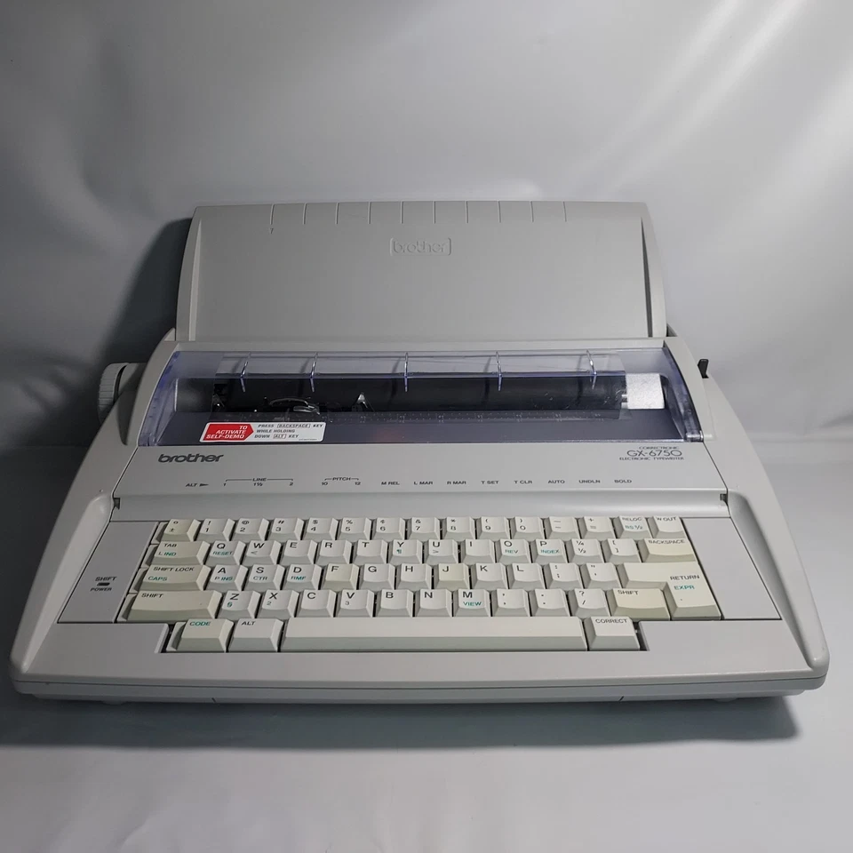 Máquina de escribir electrónica portátil Brother GX-6750 Correctronic - ¡Probada y funciona! Foto 2 de 4