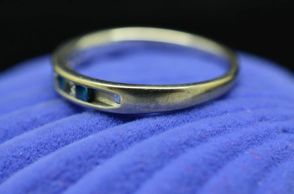 Anillo de aniversario de 9 piedras con diamantes azules y blancos antiguos de oro blanco de 10 quilates talla 6,75 Foto 3 de 4