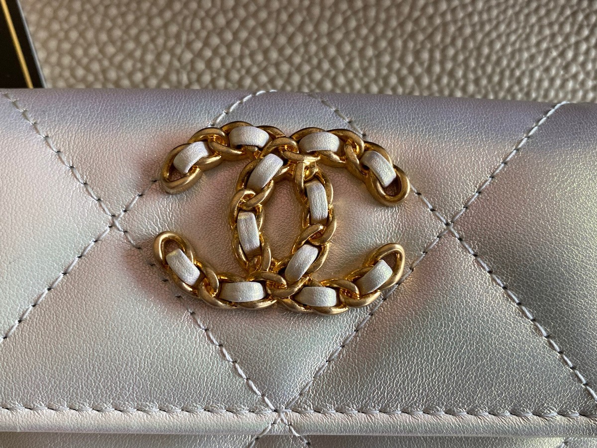 NIB 100%AUTH Chanel 21P White Iridescent Leather Snap