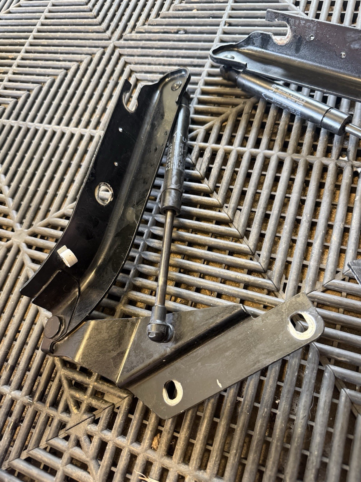 2008-14 FERRARI CALIFORNIA FRONT HOOD BONNET HINGES W/STRUT SHOCK SET BLACK F149