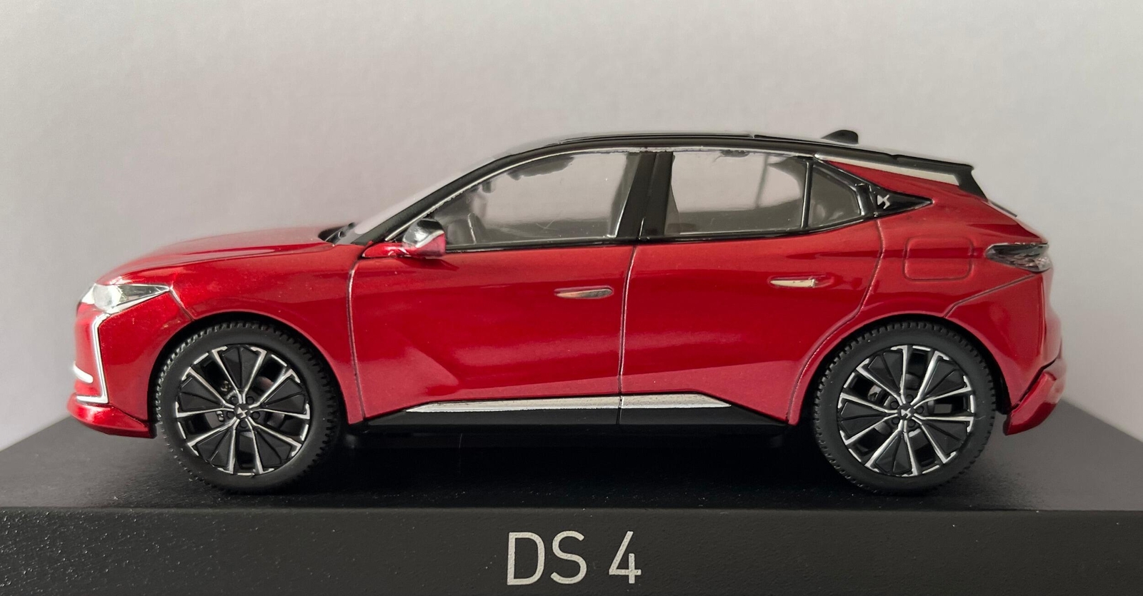 DS 4 E-Tense 2021 in velvet red, 1:43 scale diecast model from Norev, 170043