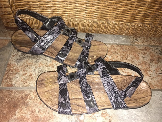 Orthaheel Womenâs VIONIC Sandals Yasmin II Black Gray Snake Print US 9 M / 40 EU | eBay