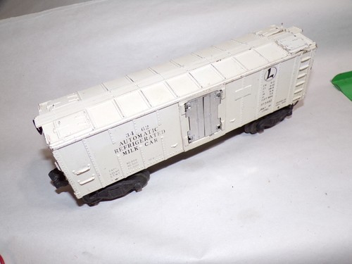 Lionel vintage larger 3462 Operating Milk Car Clean working cond w stand & cans - Picture 5 of 8