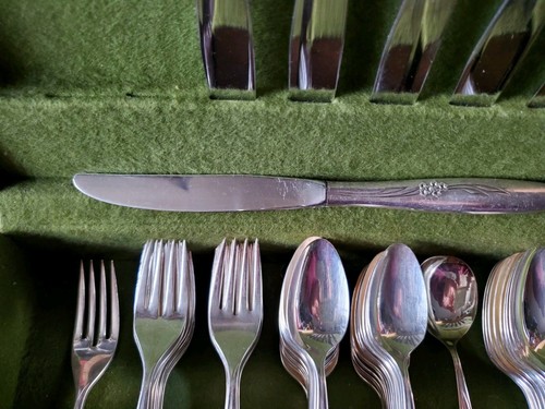 Oneida Community Enchantment Gentle Rose 1960 Silverplate Flatware 72 pieces VGC - Picture 8 of 16
