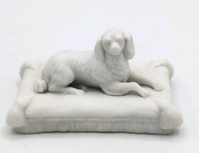 Minton Bisque Parian Spaniel, liegend auf einem Quastenkissen, um 1835.
