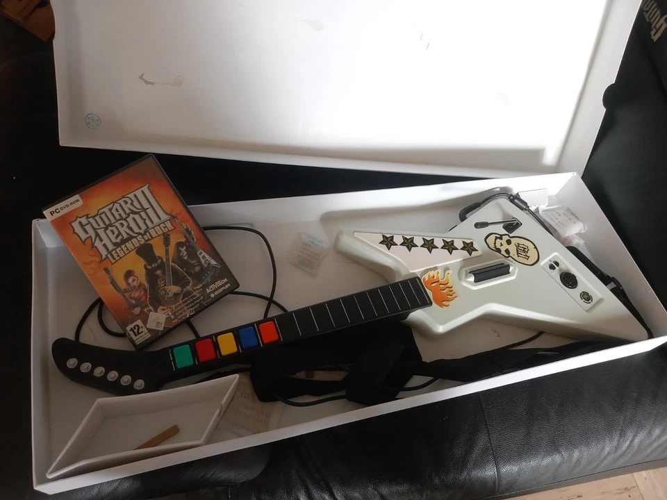 Boîte Guitar Hero 3 PC avec Guitare explorer - Photo 3/3
