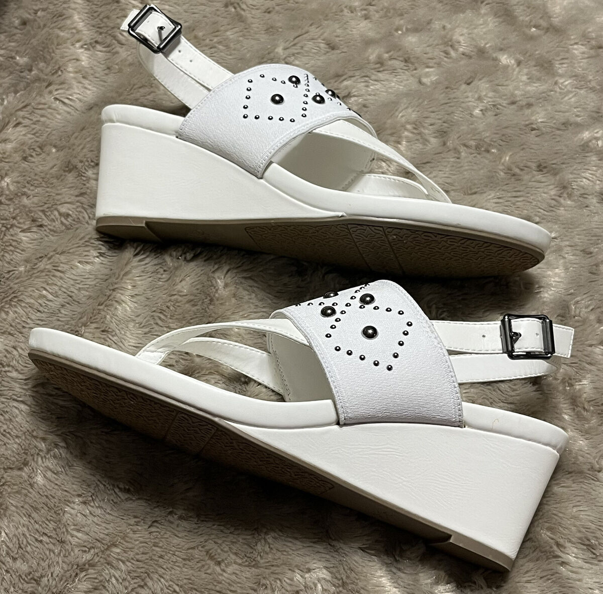 NEW Simply Vera Wang Davey 112913 White Studded Wedge Heel NEW Simply Vera Wang Davey 112913 White Studded Wedge Heel
