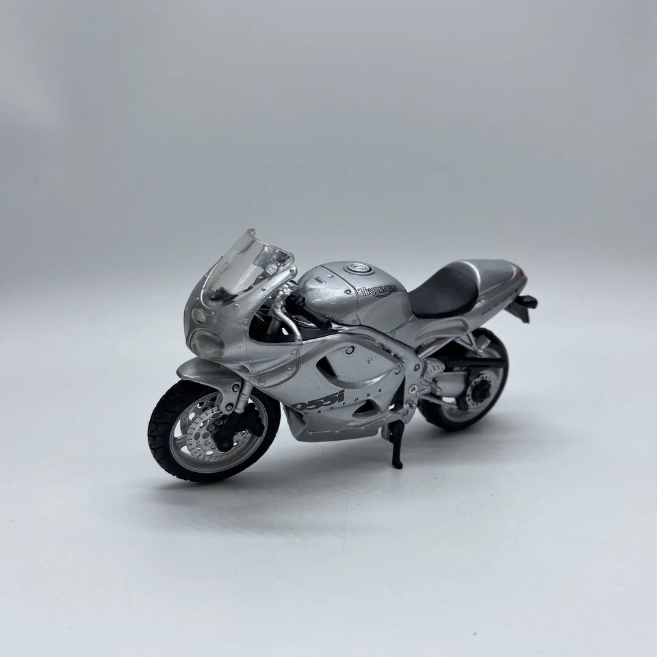 2 MAISTO 1/18 TRIUMPH DAYTONA 955i Bicicleta Motocicleta Juguetes Diecast Plateado y Dorado Foto 2 de 4