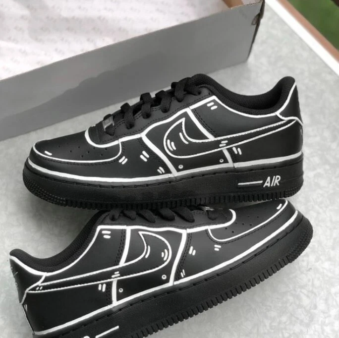 Tênis Air Force 1 personalizado feminino preto, contornos de quadrinhos brancos, infantil - Imagem 2 de 4