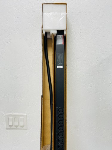 APC AP8981 21xC13 3xC19 ZeroU Switched Rack PDU 230V 16A / LITTLE USE - Picture 3 of 9