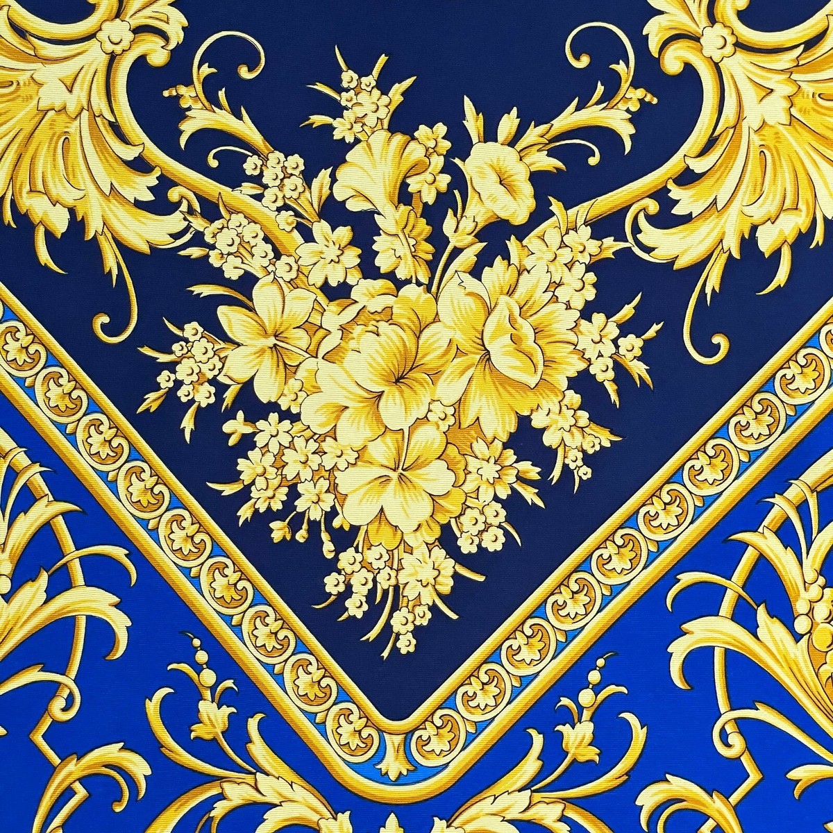 Gianni Versace 919 Elegee シルク100% スカーフ Gianni Versace 919 Elegee シルク100% スカーフ
