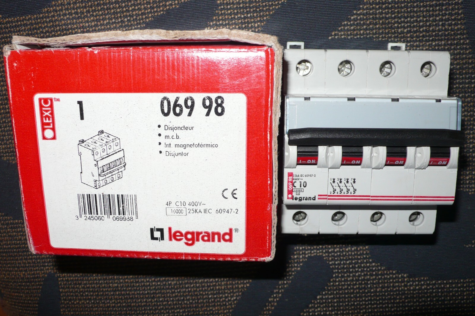 Disjoncteur tétrapolaire 10A Courbe C Legrand en résine ignifugée haute performance